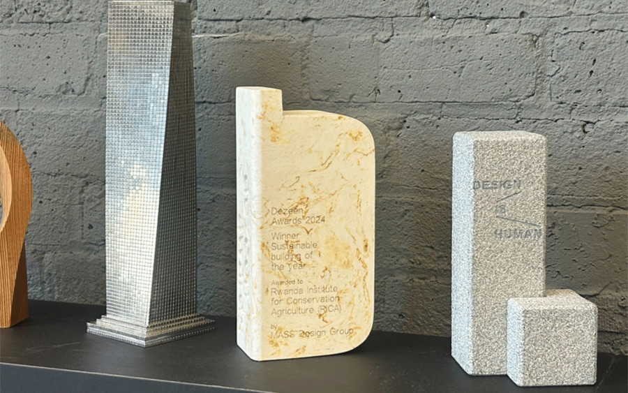 Mass Design Group expose son trophée des Dezeen Awards